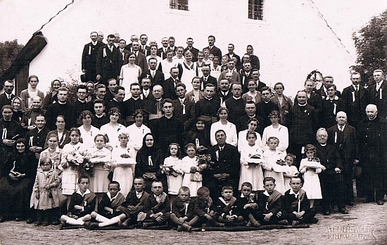 Primice Josefa Dichtla v roce 1933, Hitlerovým nástupem k moci tak osudovém pro Německo i svět, měla podle tohoto snímku věru bohatý, nejen snad rodinný, o budoucím vývoji věcí rozhodně však nic netušící doprovod