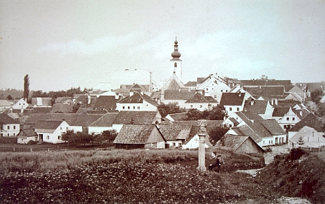 Benešov nad Černou na pohlednici z dvacátých let dvacátého století, vpředu s božími mukami u hřbitova