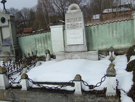 Snímky hrobu jeho rodičů v Benešově nad Černou