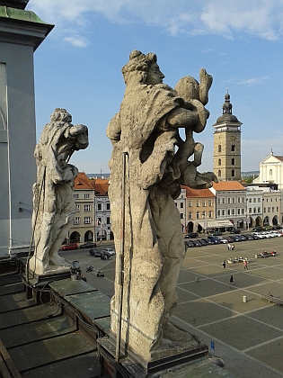 ... kopie těchto soch měšťanských ctností na střeše...