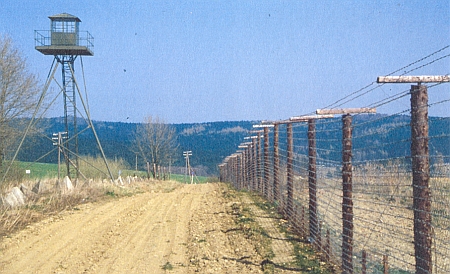 Snímek z března roku 1989 připomíná vzhled československé "železné opony" u Spálence