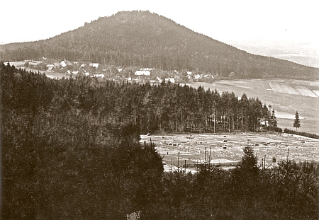 Návrší se zříceninou hradu Rýzmberk na snímku z počátku 20. století vpředu se vsí Podzámčí