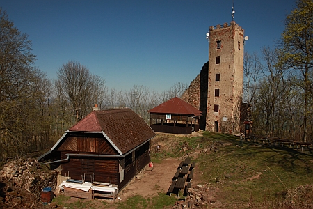Rozhledna na věži hradu Rýzmberk s chatou vedle