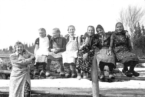 Na snímku, který Erna Dittrichová zaslala do krajanského měsíčníku, je zachycena roku 1941
jejich někdejší učitelka v Bučině Rosa Tahedlová (Erna mezi děvčátky v dřevácích nesedí)