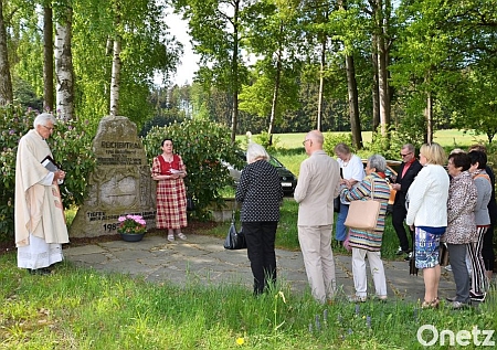 Setkání rodáků z Hraniček v roce 2018 se u památníku obce v roce 2018 uskutečnilo už bez ní