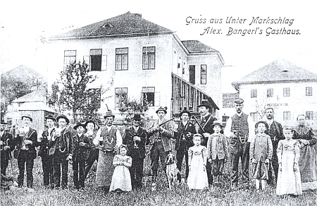 Škola v zaniklé dnes Dolní Hraničné ještě za idylických časů před první světovou válkou, za níž se ona v roce 1916 narodila, na staré pohlednici (za školou napravo Bangerlův hostinec) - viz i Alois Sonnleitner