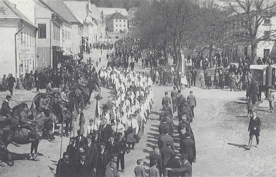 Tento snímek "velikonoční jízdy", pořádané v Horní Plané 17. dubna 1933 německým Svazem venkovské mládeže (Bund der Landjugend), poslala 15 let před svou smrtí do krajanského měsíčníku (v roce, kdy se slavnost konala, jí bylo 17 let)