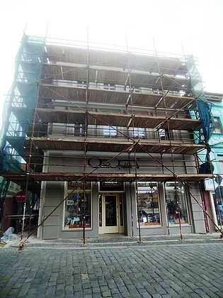 Kolínský rodný dům čp. 22 na rohu Karlovy ulice a Karlova náměstí, na jaře roku 2025 pod lešením
