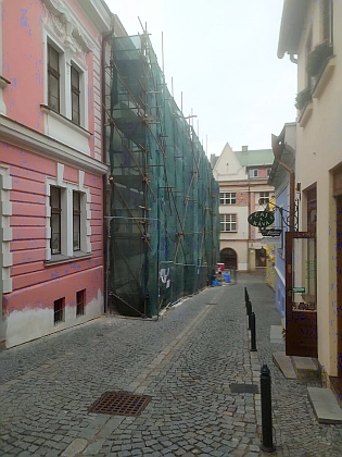 Kolínský rodný dům čp. 22 na rohu Karlovy ulice a Karlova náměstí, na jaře roku 2025 pod lešením