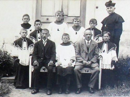 S ministranty a zaměstnanci správy kostela v Železné v roce 1936