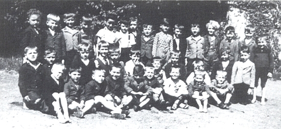 Na dvou krumlovských školních fotografiích už po roce 1938 je zachycen na té s bosými kamarády v popředí stojící pátý zprava, na druhé s hošíkem v vlaječkou "třetí říše" v prvé řadě je on ten ve třetí řadě docela nalevo zachycený žáček vedle dívenky s pannou
