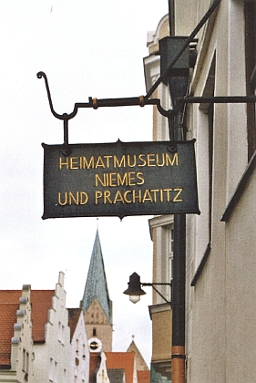 Vývěsní štít "Heimatmuseum" pro Mimoň a Prachatice v Ingolstadtu