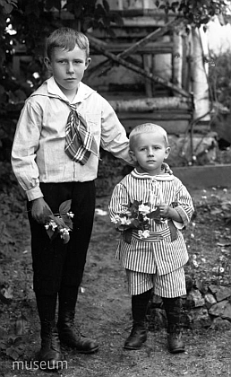 Tento snímek ze Seidelova fotoateliéru byl v červenci 1921 zapsán na jméno a adresu Josef Drechsler, Schattawa 44, ten menší chlapec byl tedy mohl být on