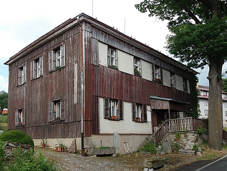 Někdejší škola a stále fungující hostinec v Zátoni (2023)