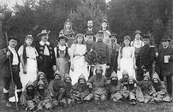 Účinkující slavnostní hry "Die Dreisessel-Jungfrau", jak je zachytil na vrchu Karoliberg u Waldkirchenu v roce 1893 pasovský fotograf Alphons Adolph - autor hry vzadu uprostřed, v řadě pod ním v bílých šatech s kyticí Augusta Unertlová