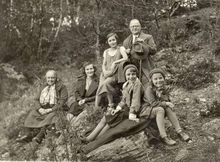 Elfriede a Irmgard Leitermannovy vpředu s členkami rodiny ředitele nýrské zemědělské školy Riedla a spisovatelem Hansem Watzlikem v květnu roku 1933 na cestě ke zřícenině hradu Pajrek