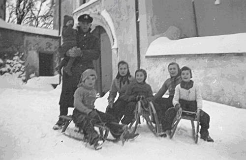 Sáňkování u zámecké ohradní zdi v Bystřici nad Úhlavou