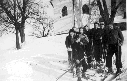 Na lyžích u kostelíka Nejsvětější Trojice někdy na přelomu válečných let 1940 a 1941