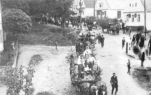 Dožínková slavnost v Bystřici nad Úhlavou na dolní části návsi v září roku 1921