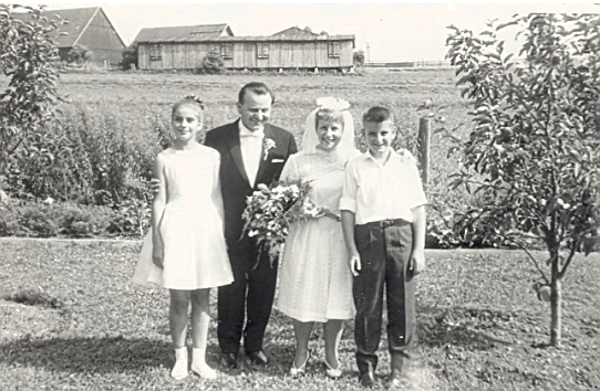 Její svatba s Josefem Duschekem (1917-2002) s konala v roce 1962 a na tomto snímku jsou vedle nevěsty zachyceny i Suzanne (*1951) a Peter (*1950) Duschekovi, děti Elisabeth Duschekové (1918-1961), roz Wolfové, dcery Karla Wolfa, jehož tchánem byl Heinrich Tschida