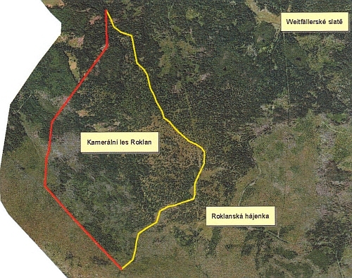 Letecký snímek se zakreslením hranice "kamerálního lesa", kde červená linie je státní hranicí s Bavorskem podle rozdělení z roku 1764, žlutá linie, zvaná na staých mapách "kamerální", je hranicí mezi "Kamerálním lesem Roklan" a historickým majetkem knížecího rodu schwarzenberského