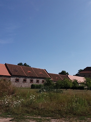 Schwarzenbergové vybudovali v areálu kestřanského zámku a tvrzí rozsáhlý hospodářský dvůr, jehož byl správcem