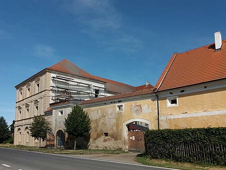 Schwarzenbergové vybudovali v areálu kestřanského zámku a tvrzí rozsáhlý hospodářský dvůr, jehož byl správcem