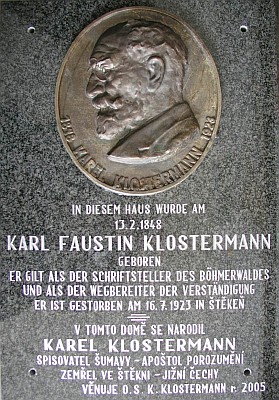 Pamětní deska, odhalená Karlu Faustinu Klostermannovi
12. února 2005 v jeho rodném Haagu spolkem,
u jehož zrodu stál i Gerold Dvorak (viz i Karl Klostermann)