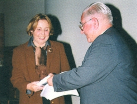 Tady jí profesor Eberhard Dünninger roku 2002 předává první exemplář po smrti jejího muže vydaného Dvorakova překladu románu Karla Klostermanna Kam spějí děti pod titulem "Die Erben des Böhmerwald-Paradieses"