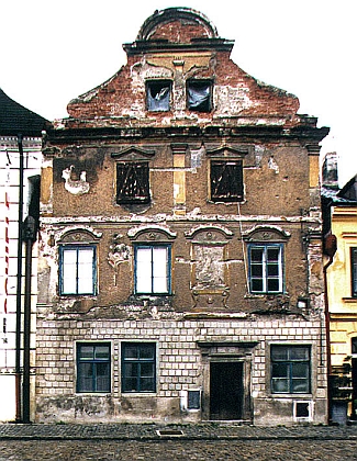 Dům v Široké ulici čp. 72, kde zemřela jeho matka, před rekonstrukcí a po ní