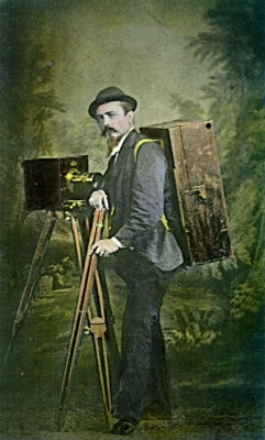 Jeho autoportrét vybavením s fotografa krajin