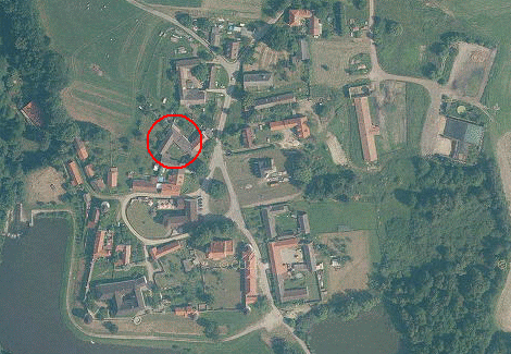 Žumberk na leteckém snímku z roku 2010 se zakreslením domu čp. 15