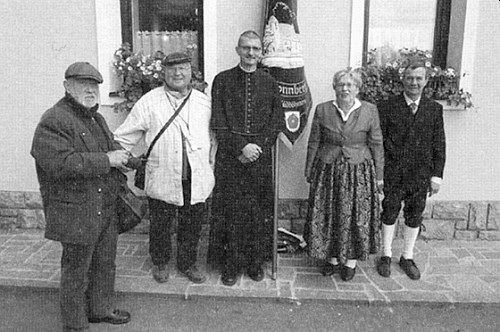 Snímek z října roku 2013 ji zachycuje se žumberskými krajany a farářem Siegfriedem Weberem, předsedou sdružení Glaube und Heimat