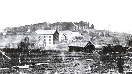 Rödermühle a Röderhof na snímku někdy z počátku dvacátých let 20. století - hromady březového dřeva jsou materiálem na špulky, jejichž výrobu zachycuje snímek vpravo