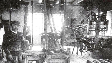 Rödermühle a Röderhof na snímku někdy z počátku dvacátých let 20. století - hromady březového dřeva jsou materiálem na špulky, jejichž výrobu zachycuje snímek vpravo