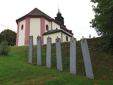 Na hřbitově u kostela v Hamrech se sice hroby nedochovaly, jména zde pohřbených rodin ale zůstávají připomenuta