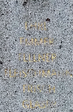 Na hřbitově u farního kostela Panny Marie Bolestné v Hamrech se sice hroby nedochovaly, jména zde pohřbených rodin ale zůstávají připomenuta (viz i Alois Ehrl)