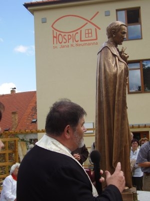 ... kdy byla u hospice, nazvaného světcovým jménem (viz prospekt k 200. výročí jeho narození) odhalena biskupem Jiřím Paďourem Neumannova bronzová socha, darovaná z USA americkou občankou japonského původu paní di Coco