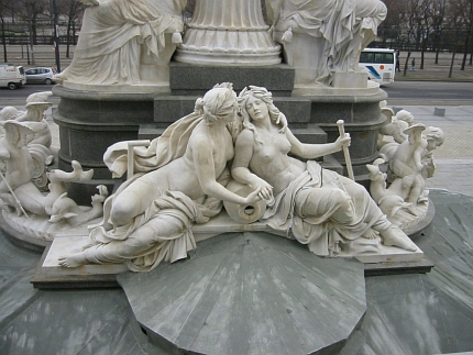Sousoší Labe a Vltavy na Athenině kašně před vídeňským parlamentem, dílo Carla Kundmanna (1838-1919)...