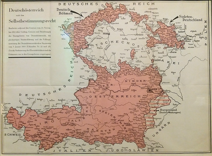 Mapa "Deutschösterreich" v hranicích po vyhlášení práva na sebeurčení v listopadu 1918 z expozice Sudetoněmeckého muzea v Mnichově