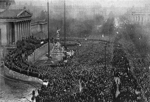 Vyhlášení republiky Deutschösterreich, k níž chtěla patřit i německá Šumava, z rampy budovy vídeňského parlamentu (trůní tam i socha Vltavy) dne 12. listopadu roku 1918