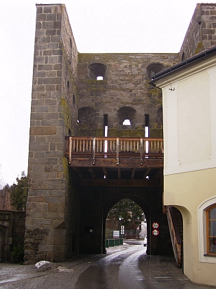Středověké opevnění a "Böhmertor", tj. "Česká brána" (bývá ale zvána i "Budějovickou") v jeho rodném Freistadtu