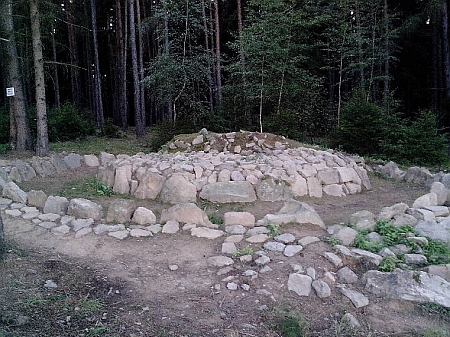 Rekonstruovaná mohyla v lese nad Butovem u Stříbra