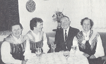 K osmdesátinám mu přijely z Norimberku do Würzburgu blahopřát
v roce 1985 i tyto tři ženy v šumavských krojích