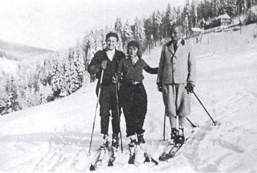 Na vzácném snímku z doby někdy kolem roku 1937 ze zimního svahu Hochfichtu je zachycen
zleva manželský pár barona a baronky von Eisenstein s budějovickým profesorem Minkem