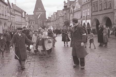 Německé rodiny pochodují v roce 1946 pod dohledem domobrany přes domažlické náměstí k nádraží