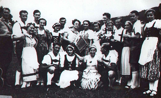 Na snímku ze slavnosti v Rožmberku nad Vltavou v roce 1938 stojí první zprava
