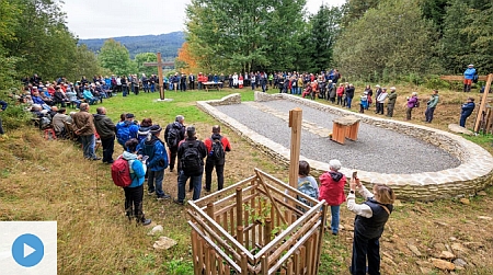 O Stodůlkách a pietním místě v základech tamní kaple v zahraničním vysílání Českého rozhlasu i s Gernotem Peterem