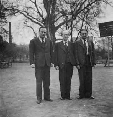 Na snímku s kolegy z brněnského židovského gymnázia, zleva Otto Ungar, Oskar Epstein, Otto Fuchs