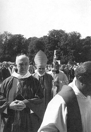 Příchod arcibiskupa Ratzingera ke slavnostní bohoslužbě o Sudetoněmeckém sněmu v Mnichově roku 1979